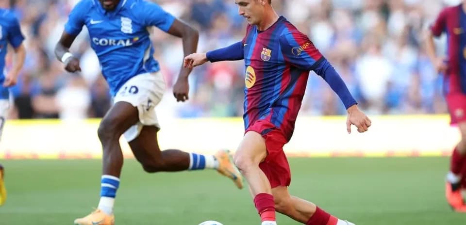 Jugador de Barcelona driblando a rival de Birmingham