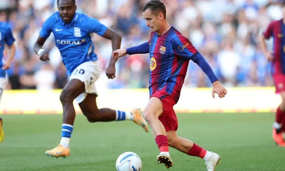 Jugador de Barcelona driblando a rival de Birmingham