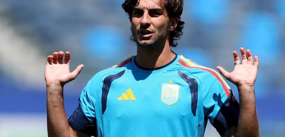 Jugador español entrenando con manos levantadas