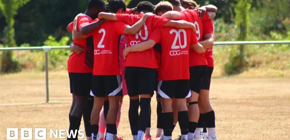 Equipo en círculo durante sesión de entrenamiento