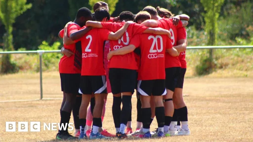 Equipo en círculo durante sesión de entrenamiento