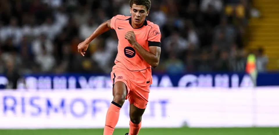 Jugador corriendo con uniforme rosa en el campo