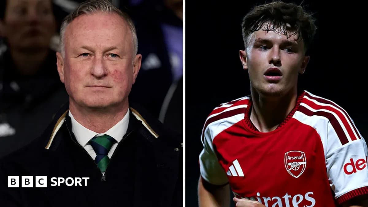 Entrenador y jugador de Arsenal durante un partido