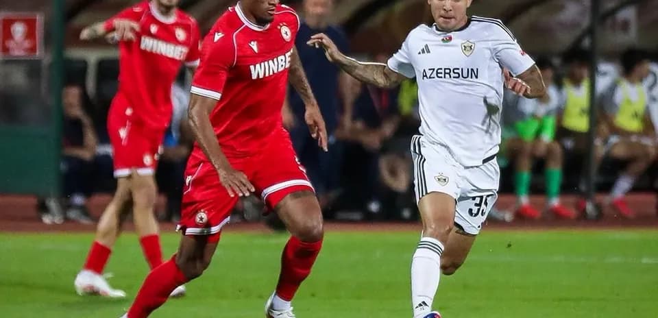 Jugador de Qarabag driblando a defensor de CSKA
