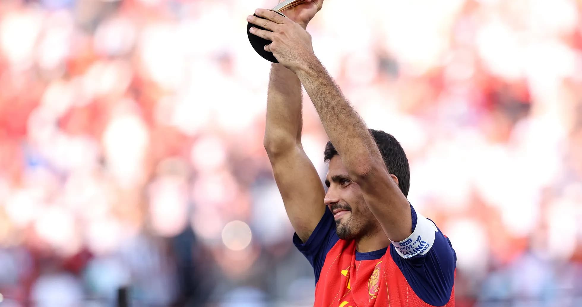 Jugador levantando trofeo tras ganar el torneo