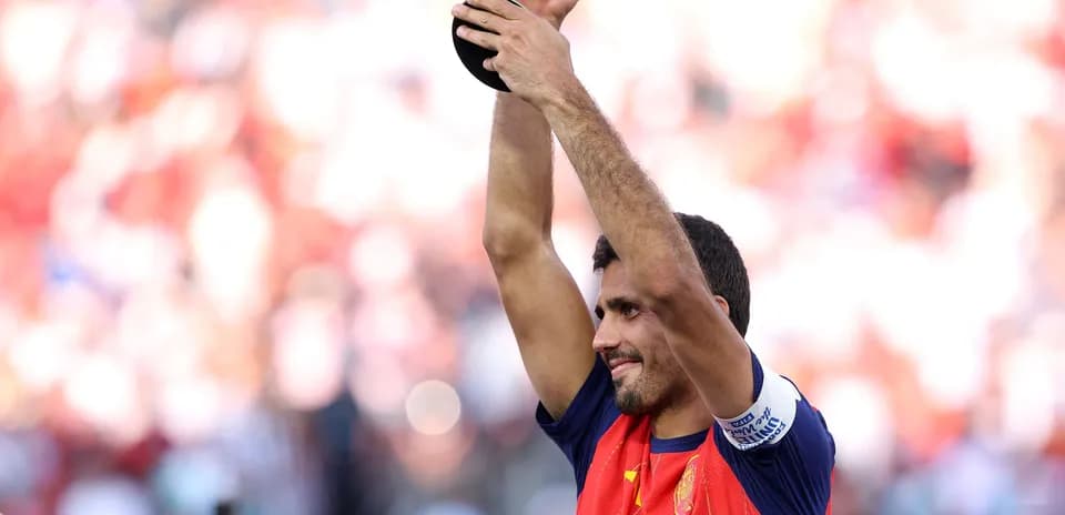 Jugador levantando trofeo tras ganar el torneo