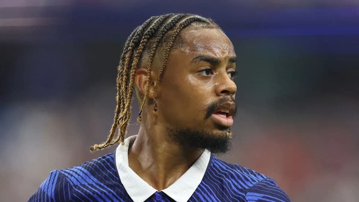 Jugador de fútbol con trenzas durante un partido