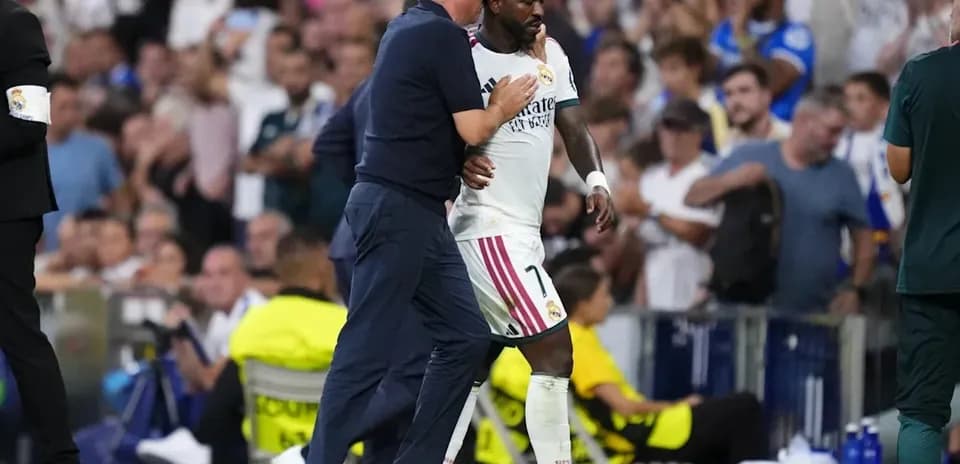 Entrenador hablando con jugador de Real Madrid durante partido