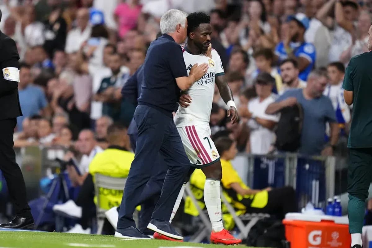 Entrenador hablando con jugador de Real Madrid durante partido