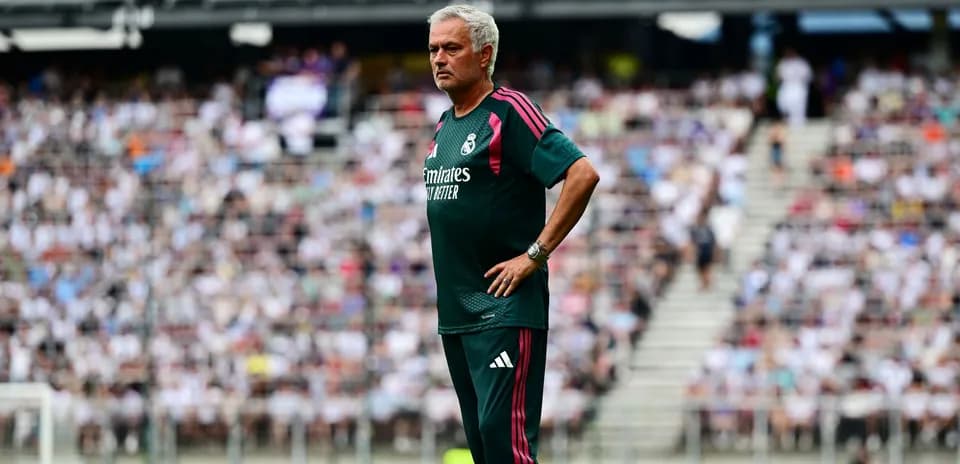 Entrenador observando el partido desde la banda