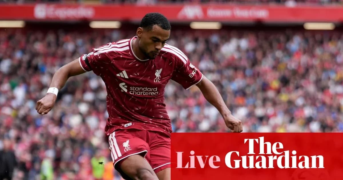 Jugador de Liverpool corriendo durante el partido