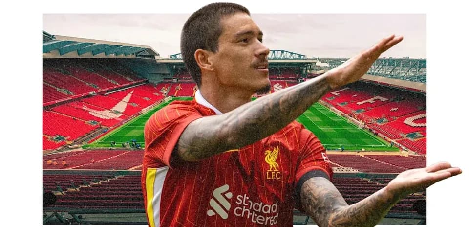 Jugador de Liverpool señalando en Anfield