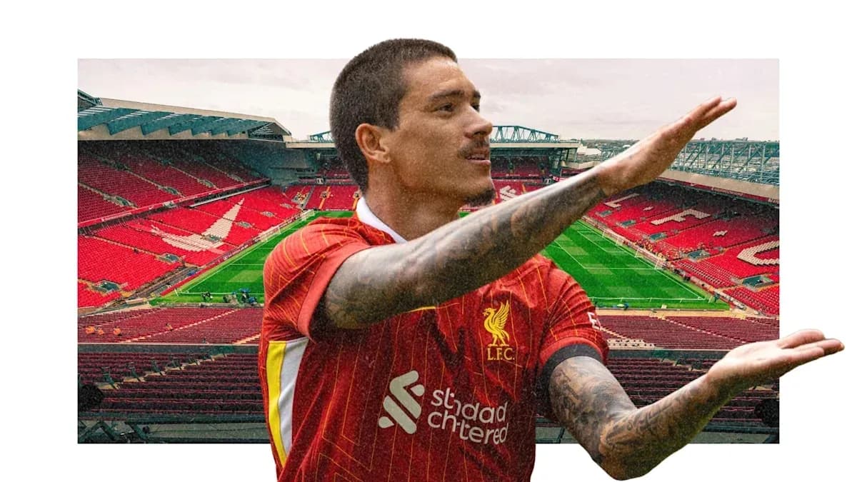 Jugador de Liverpool señalando en Anfield