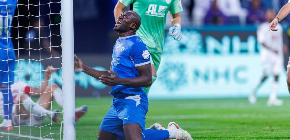 Jugador arrodillado frente a la portería tras fallo