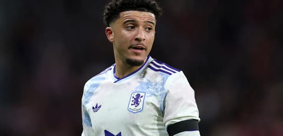 Jugador de Aston Villa en acción durante partido