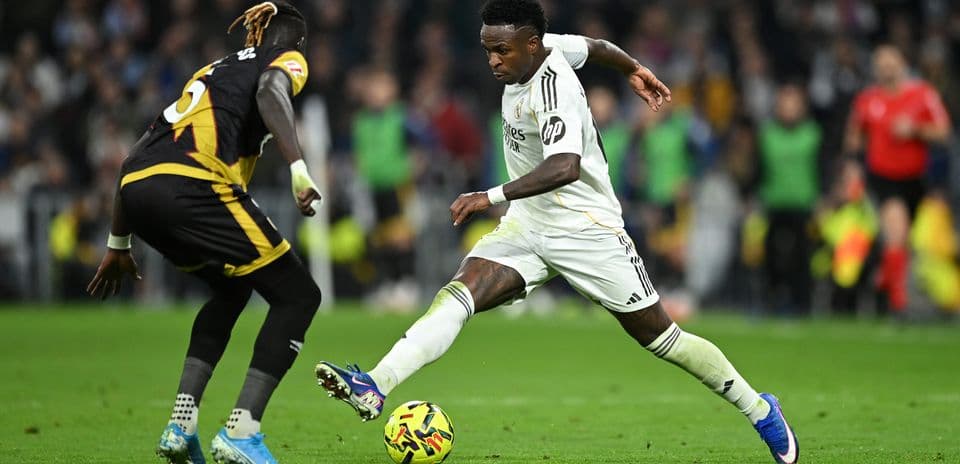 Vinícius Jr. dribbling durante el partido