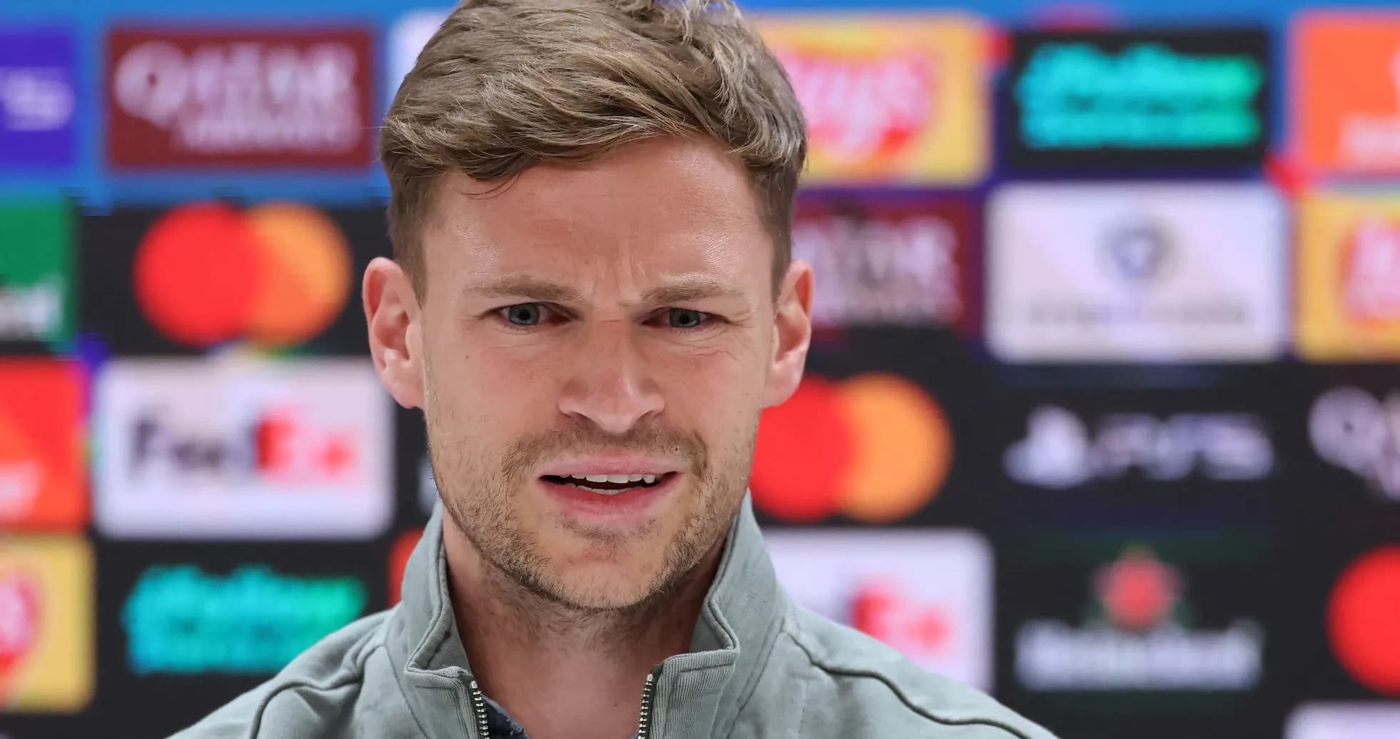 Entrenador hablando en conferencia de prensa