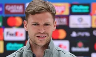 Entrenador hablando en conferencia de prensa