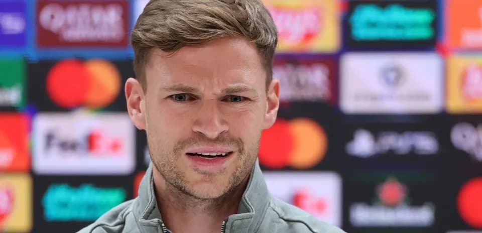 Entrenador hablando en conferencia de prensa