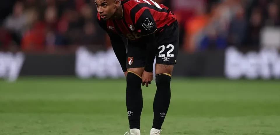 Jugador de Bournemouth agachado en el campo