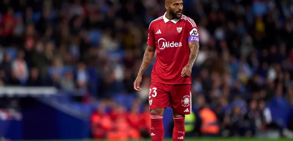 Jugador del Sevilla en acción durante el partido