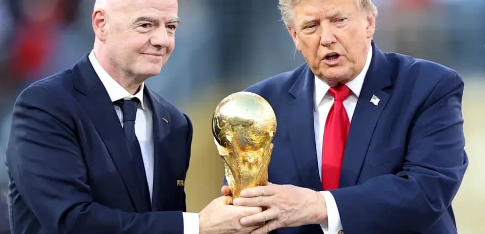 Gianni Infantino y Donald Trump sosteniendo la Copa del Mundo