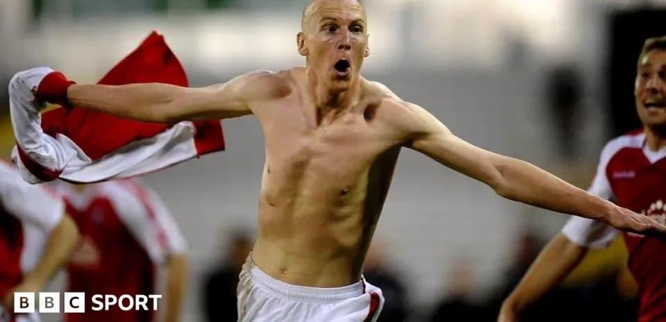 Jugador celebrando un gol sin camiseta en el campo