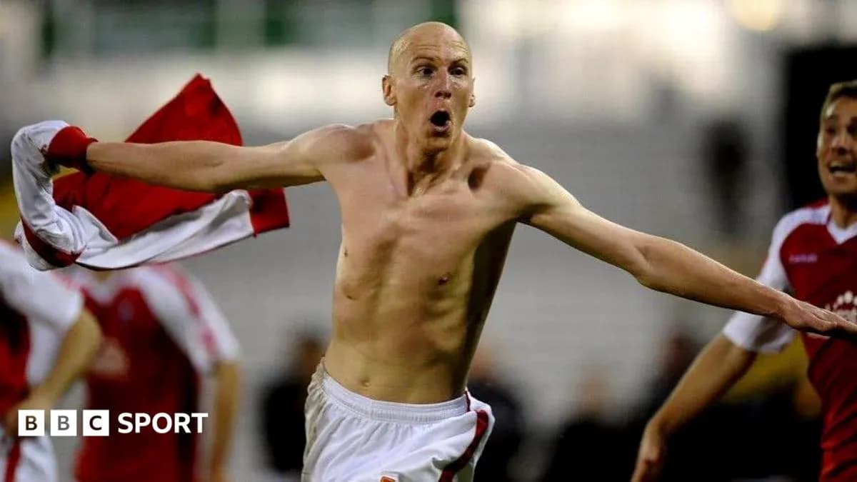 Jugador celebrando un gol sin camiseta en el campo