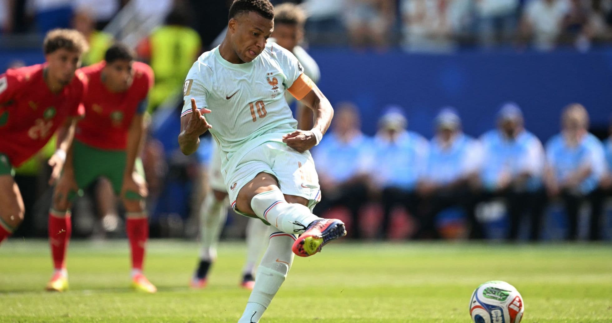Jugador ejecutando un penalti en el partido