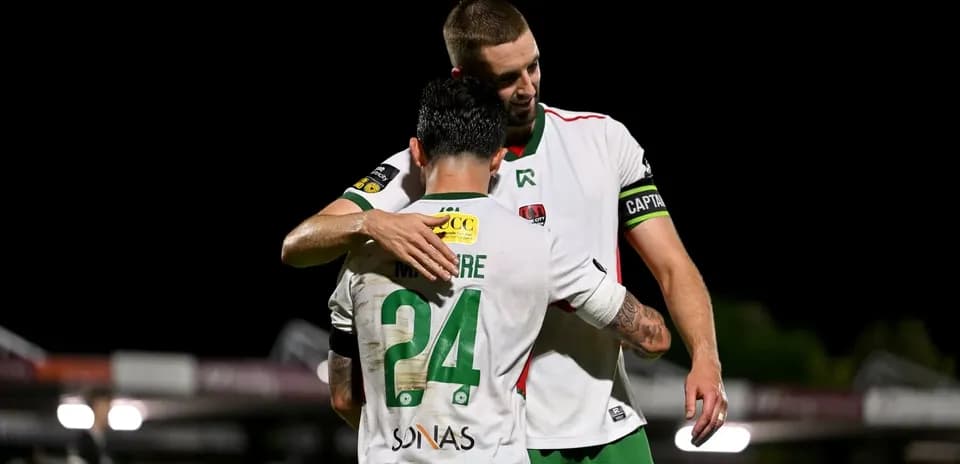Jugadores abrazándose en el campo de fútbol