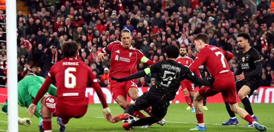 Jugadores de Liverpool y PSG en acción