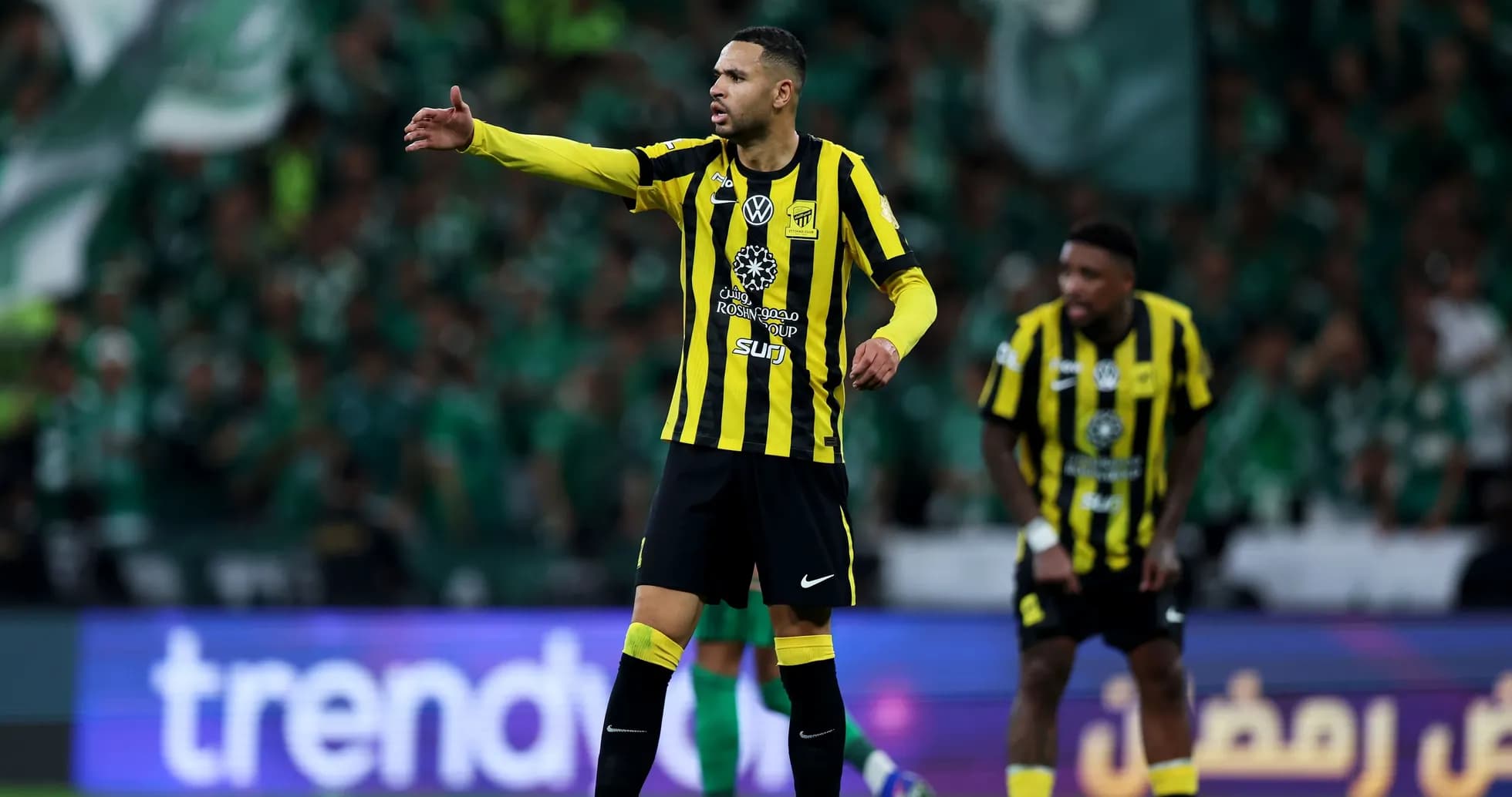Jugador de Ittihad dirigiendo a su equipo en el campo