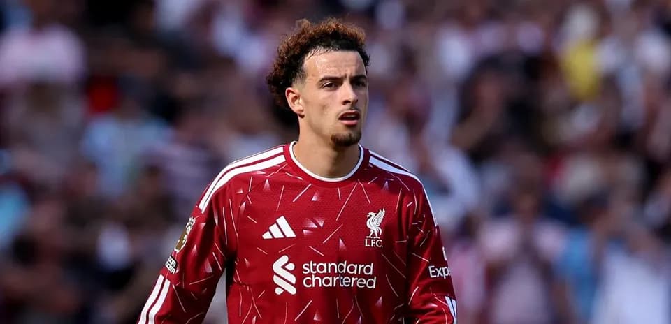 Jugador de Liverpool en campo durante partido