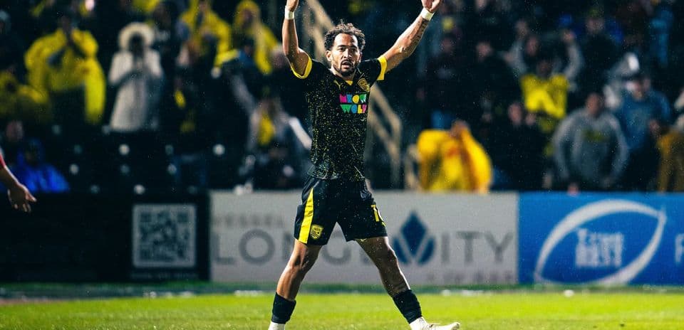 Jugador celebrando durante el partido de fútbol