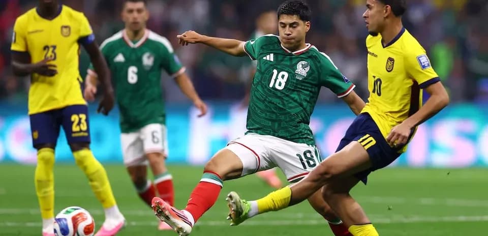 Jugador mexicano en acción contra Ecuador