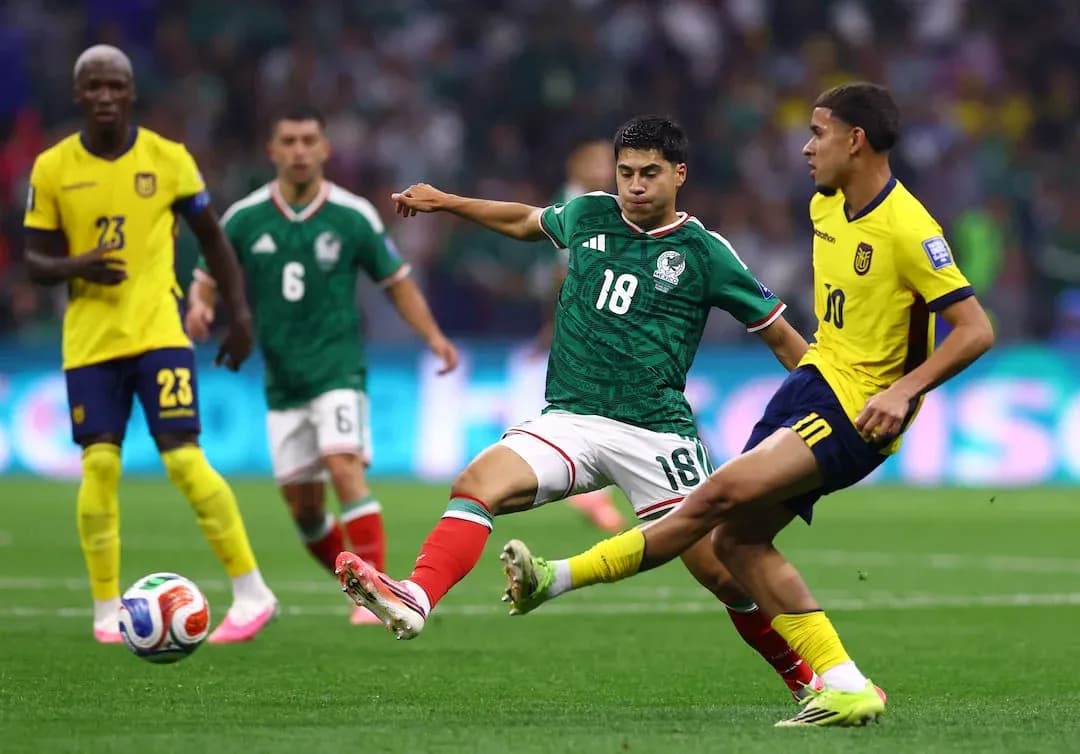 Jugador mexicano en acción contra Ecuador