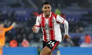 Jugador de Southampton celebrando un gol en el partido