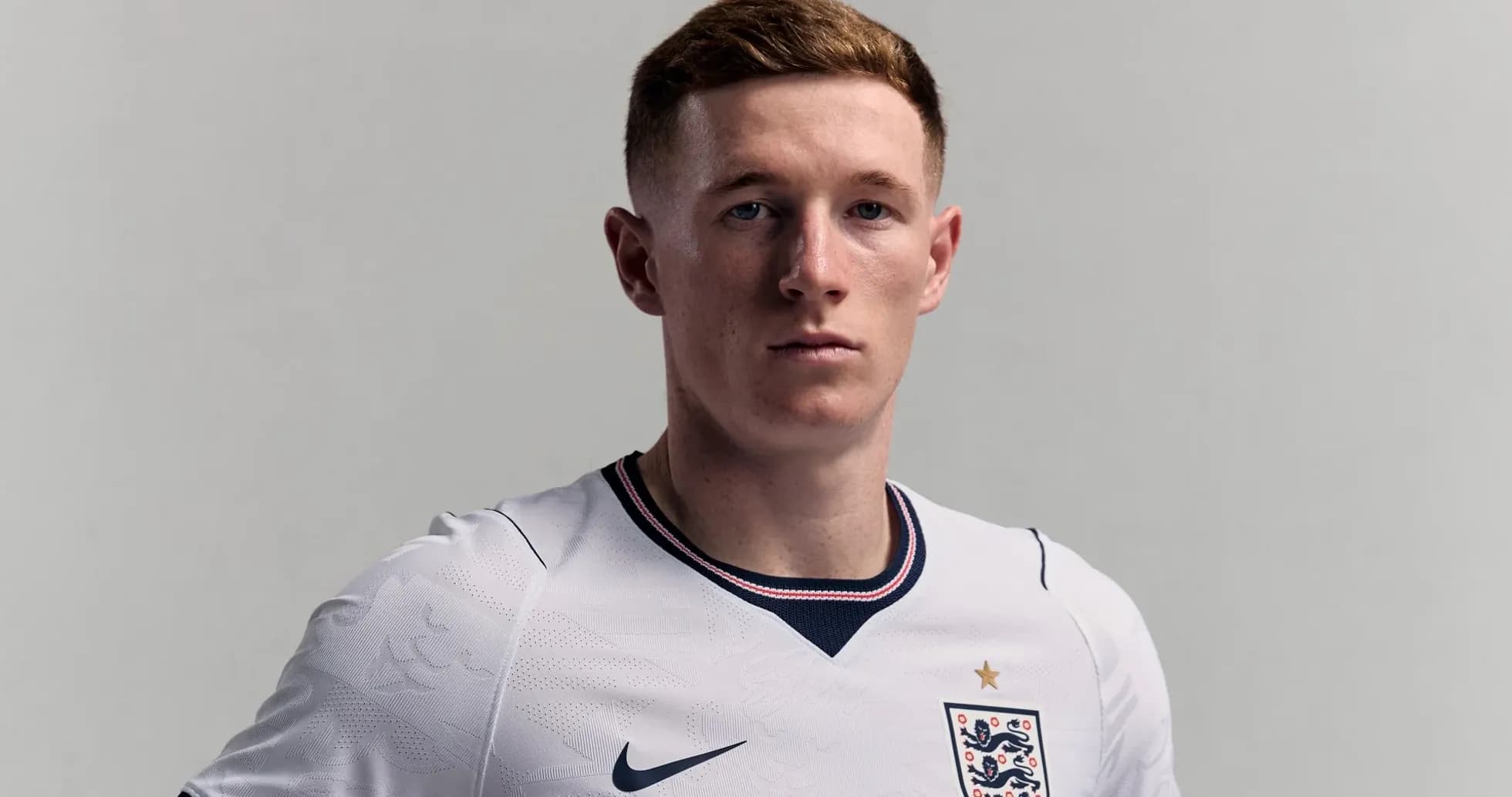 Jugador posando con camiseta de la selección de Inglaterra