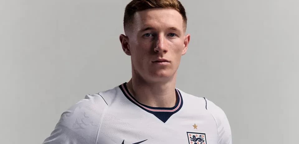 Jugador posando con camiseta de la selección de Inglaterra