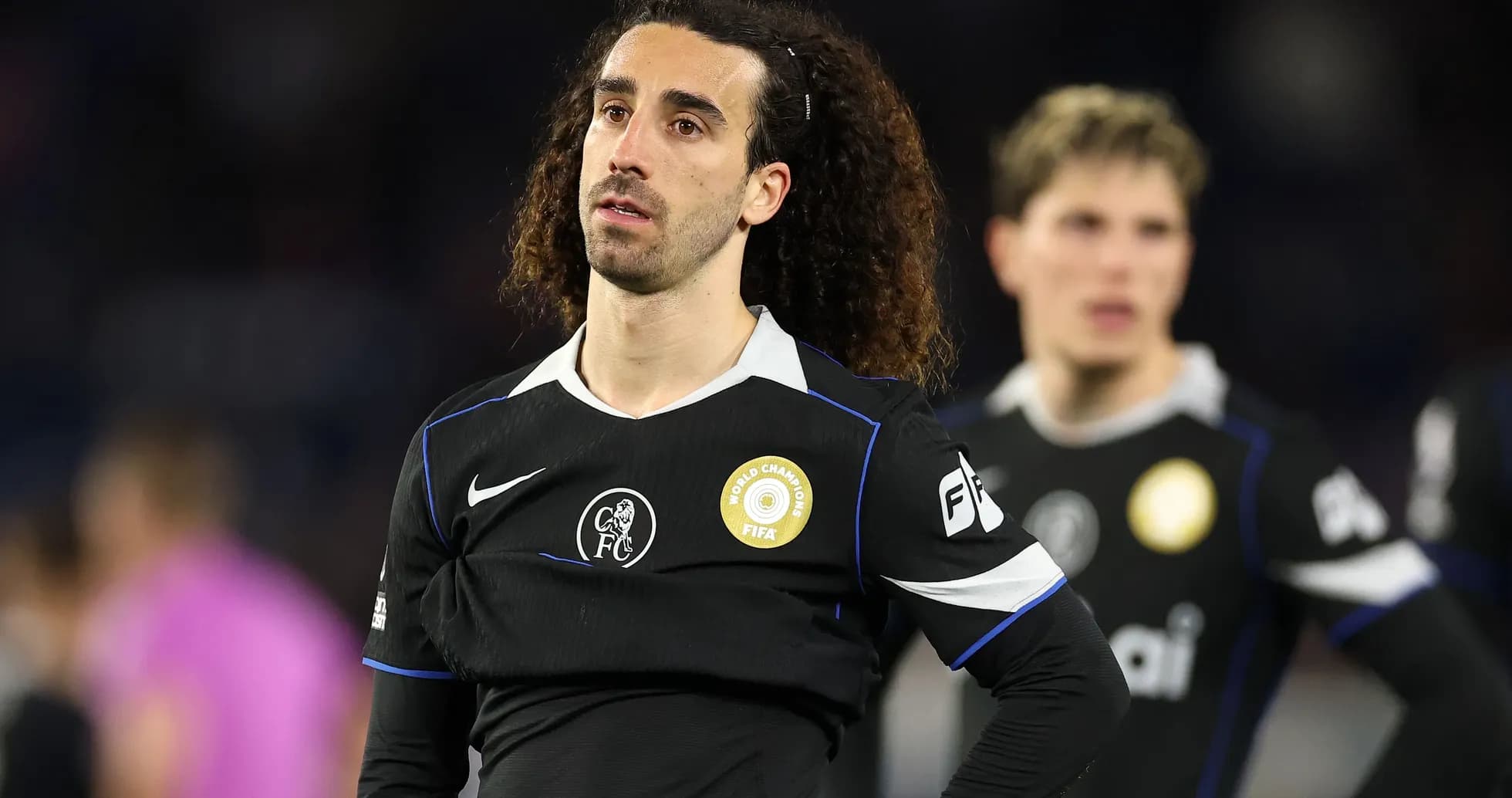 Jugador de fútbol en uniforme negro mirando hacia adelante