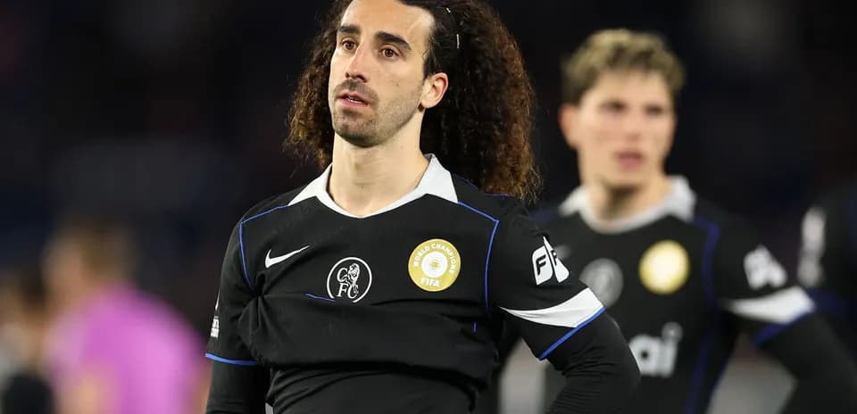 Jugador de fútbol en uniforme negro mirando hacia adelante