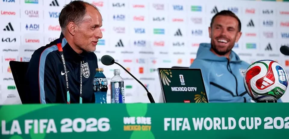 Entrenador y jugador en conferencia de prensa de FIFA