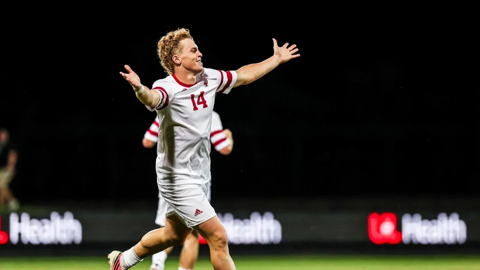 Jugador celebrando un gol en el campo de fútbol