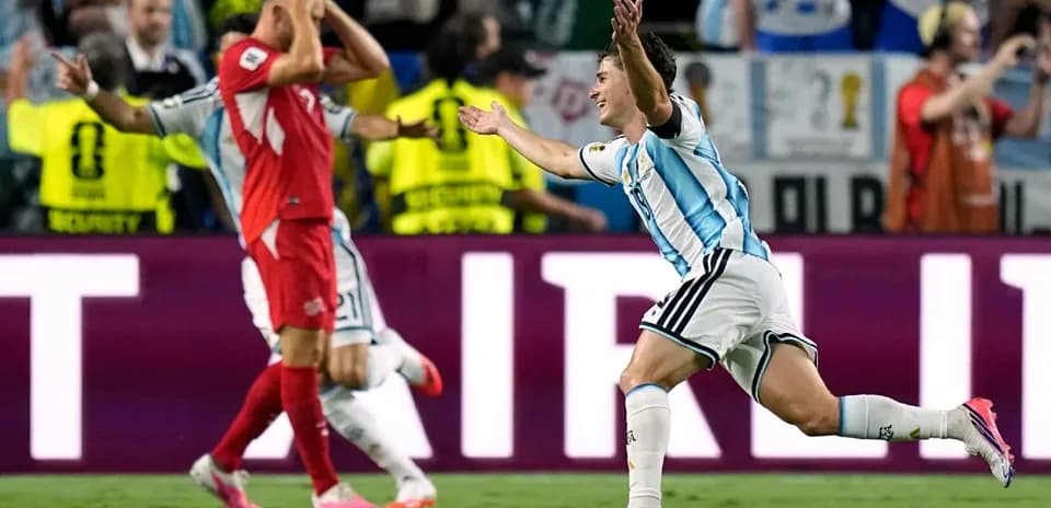Jugador argentino celebra un gol en el partido