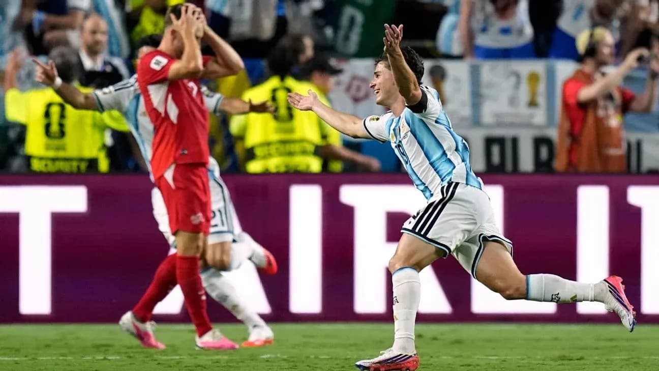 Jugador argentino celebra un gol en el partido