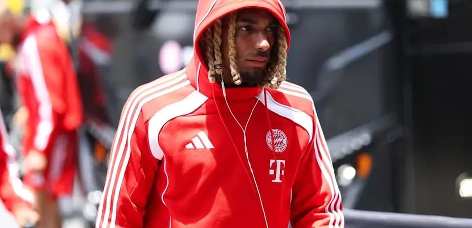 Jugador de Bayern Munich entrando al estadio con sudadera