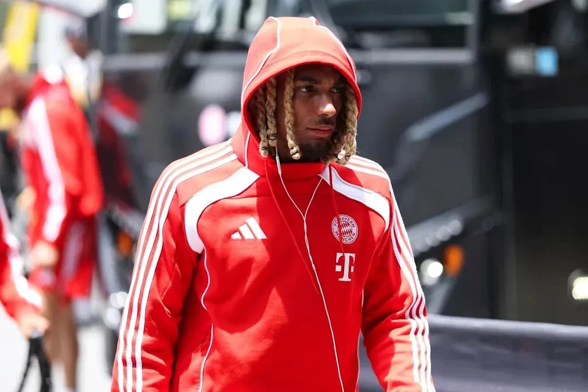 Jugador de Bayern Munich entrando al estadio con sudadera
