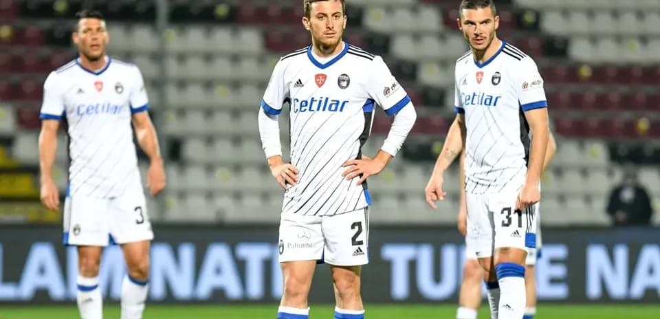 Jugadores de Pisa en el campo durante el partido