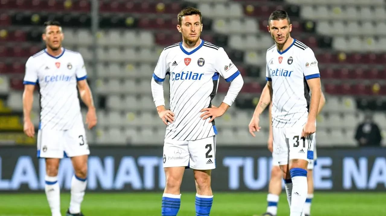 Jugadores de Pisa en el campo durante el partido