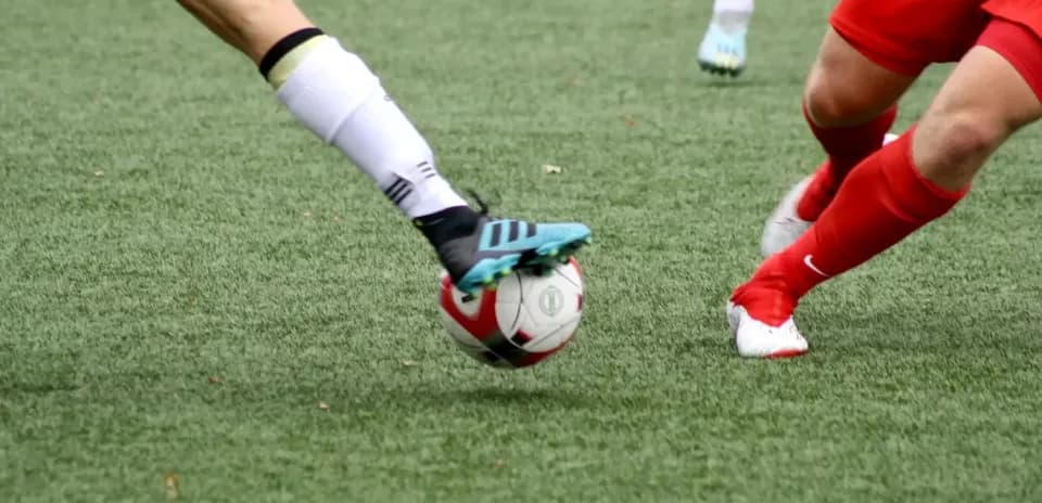 Jugadoras disputando el balón en el campo